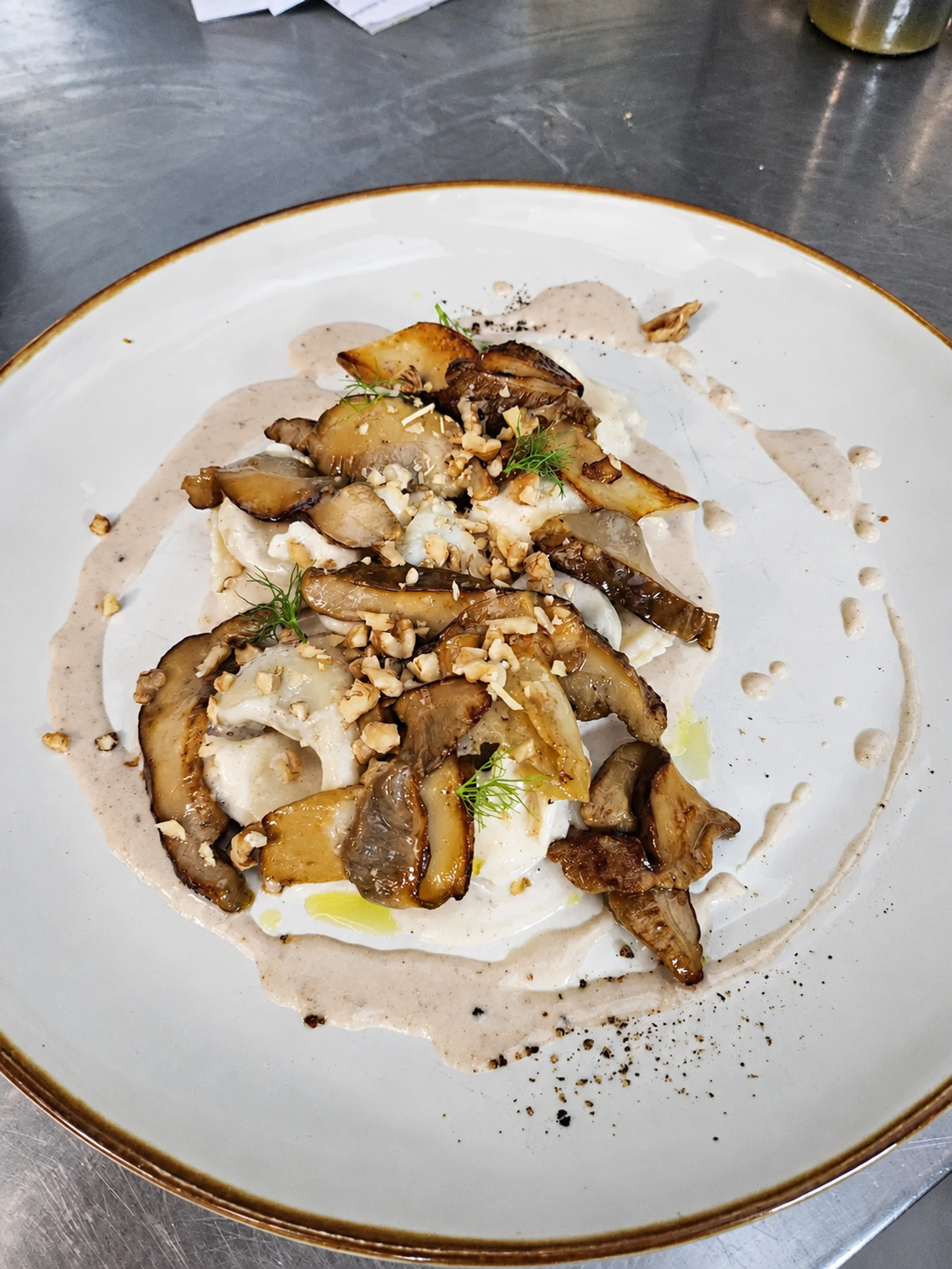Funghi e frutta secca su una crema