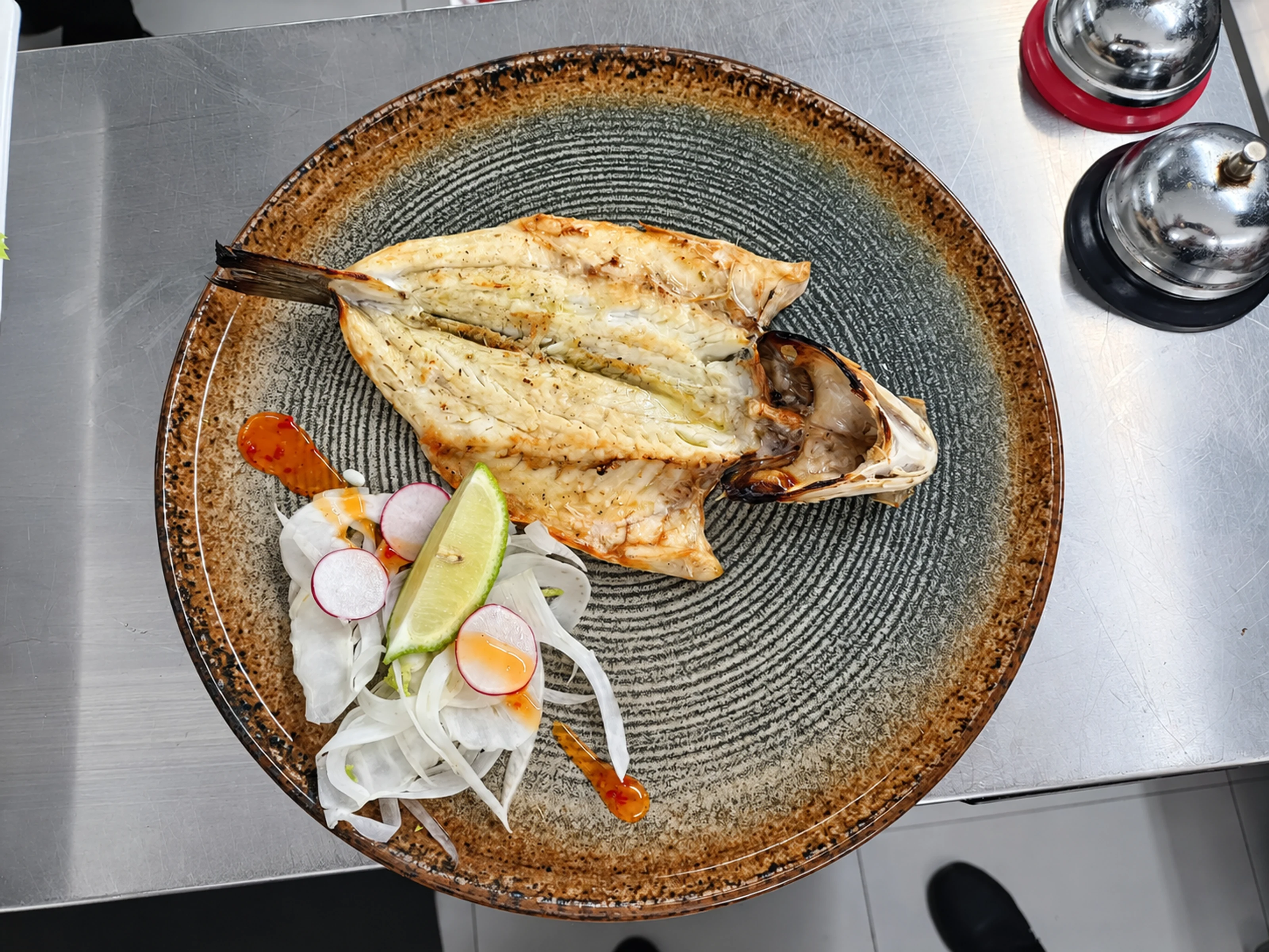 Pesce al forno con finocchio, ravanelli e lime