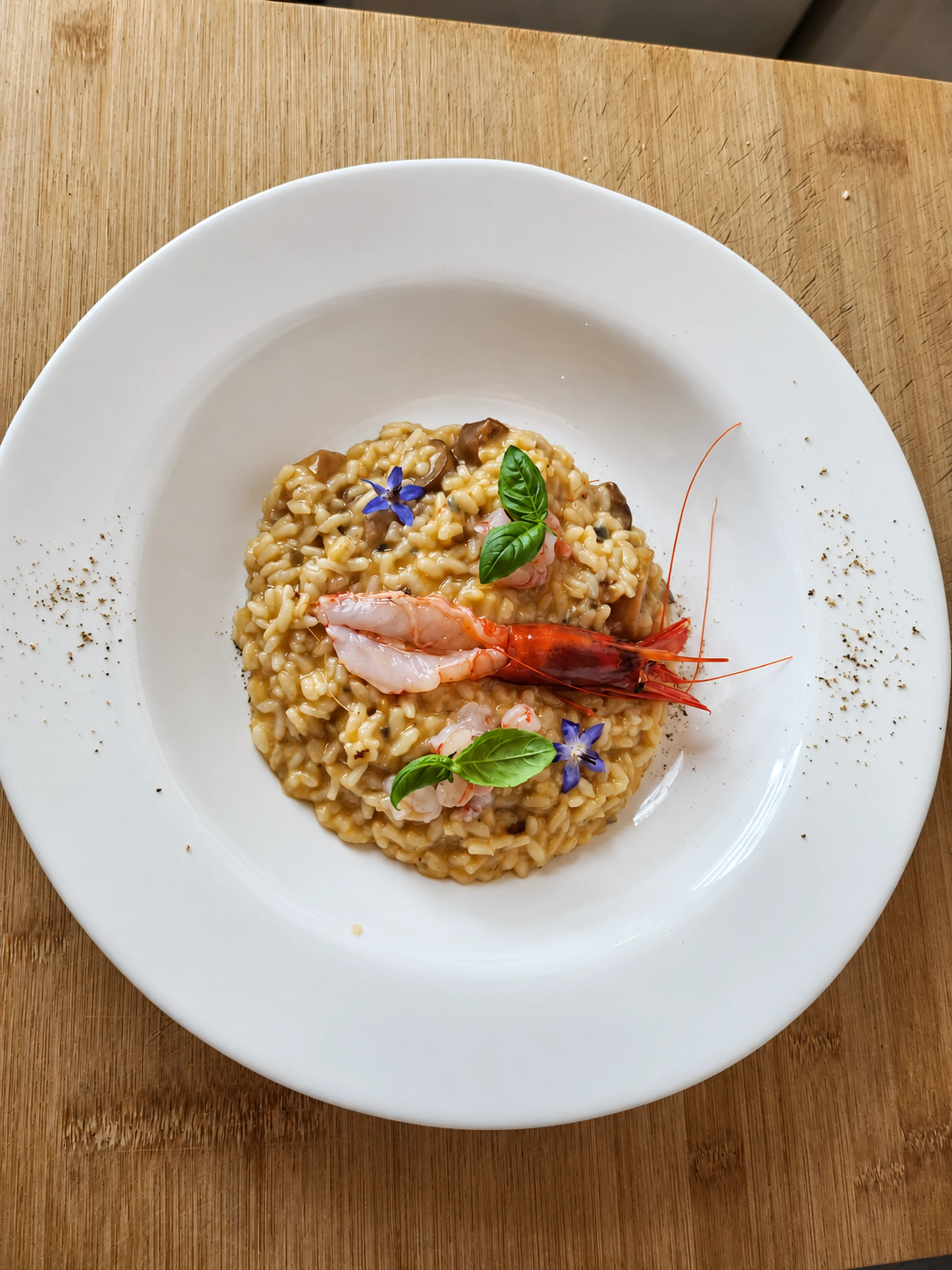 Risotto con gamberi, basilico e fiori blu